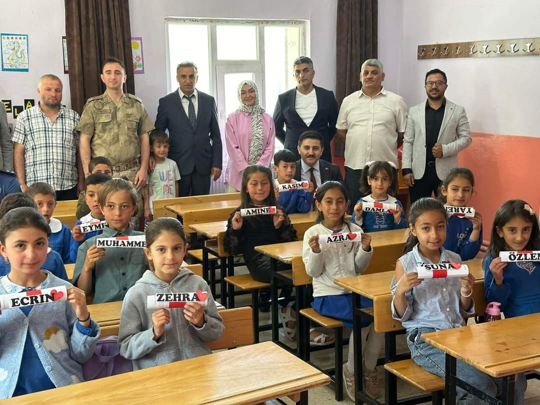 Kaymakam Bulut öğrencilere karnelerini dağıttı
