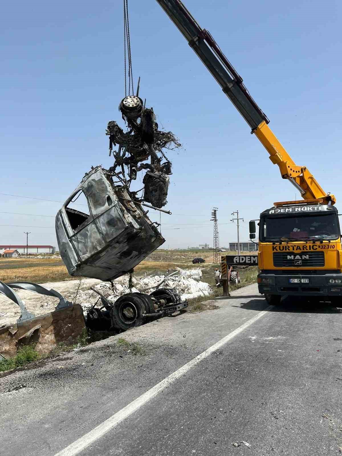 Konya’da devrilen tır yandı, sürücü kurtarılamadı
