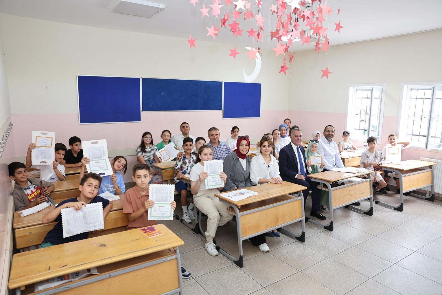 Sultangazi Belediye Başkanı Dursun, miniklerin karne heyecanına ortak oldu
