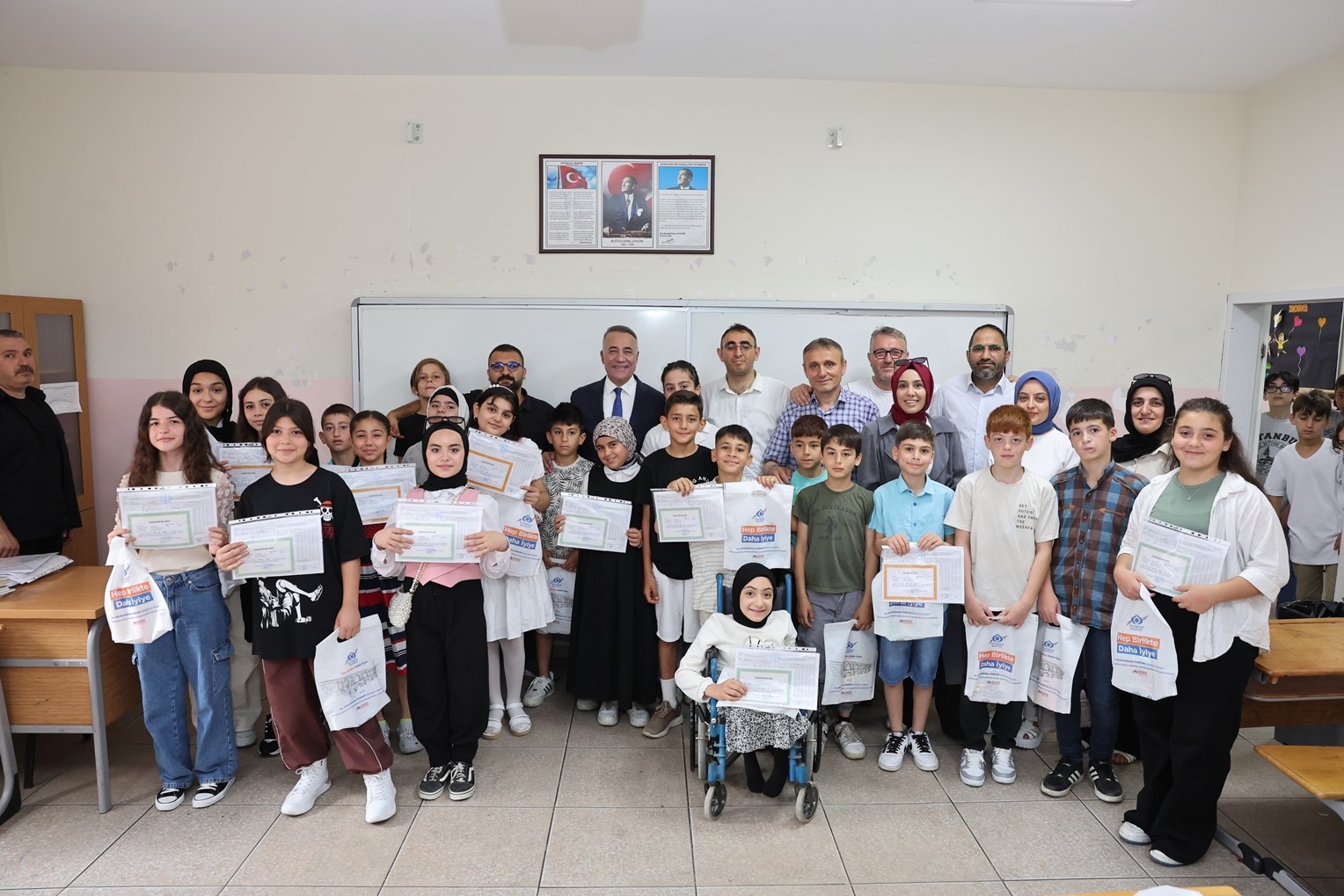 Sultangazi Belediye Başkanı Dursun, miniklerin karne heyecanına ortak oldu
