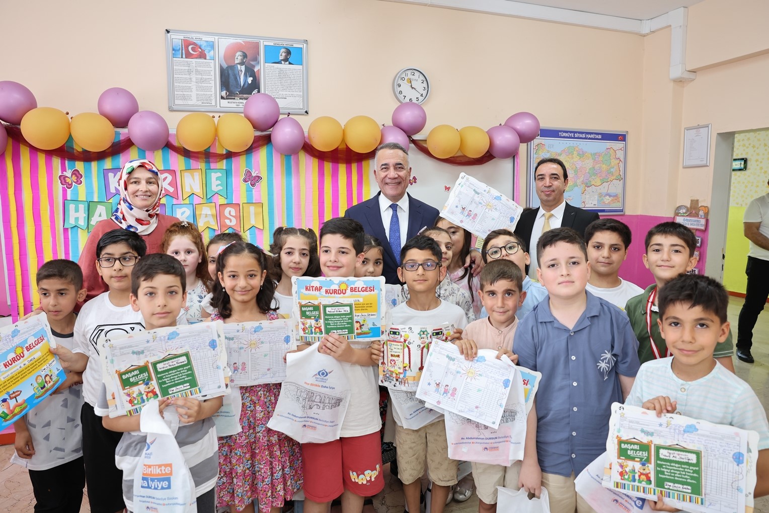 Sultangazi Belediye Başkanı Dursun, miniklerin karne heyecanına ortak oldu
