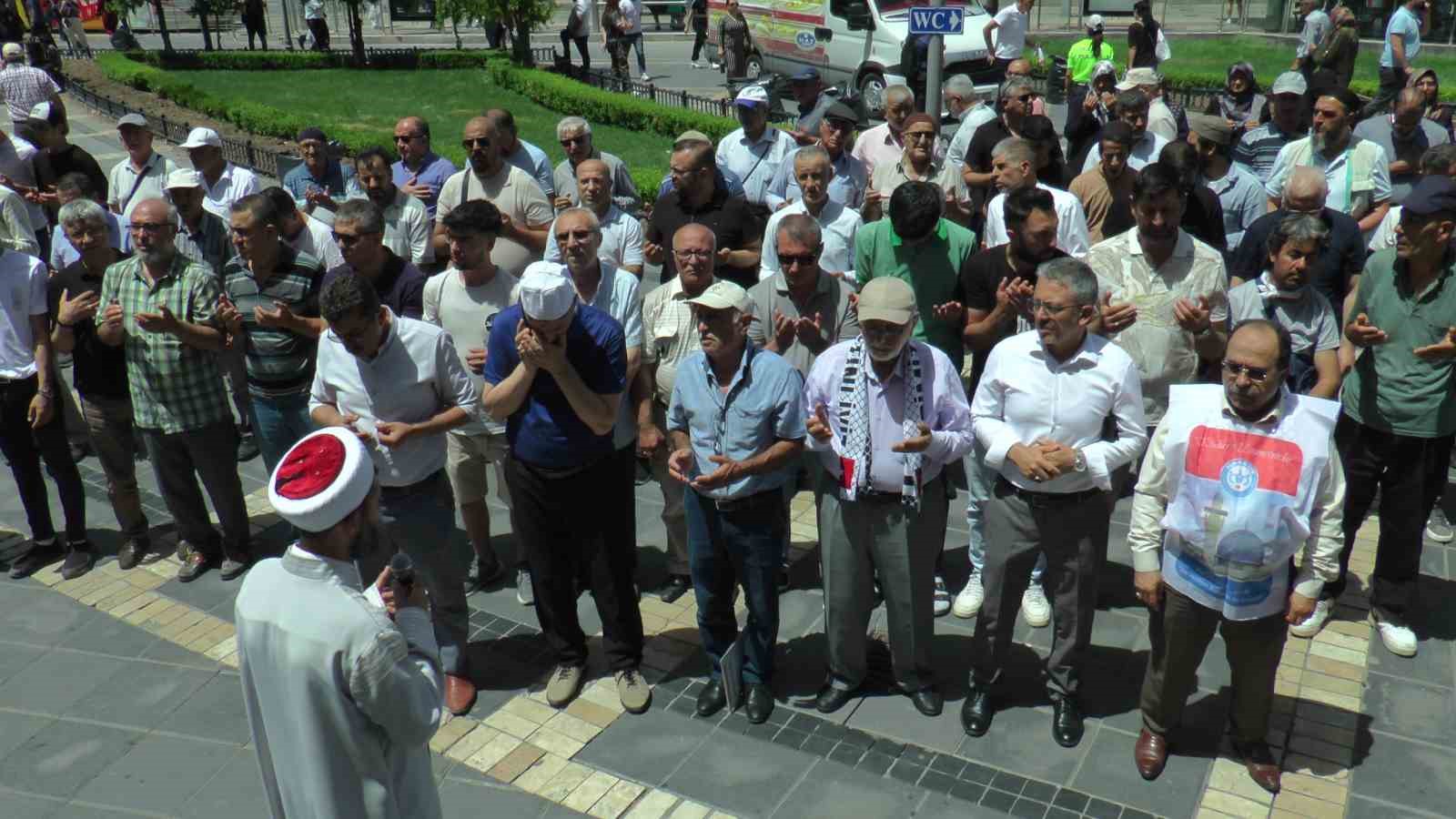 Hayatını kaybeden Filistinliler için ‘gıyabi cenaze namazı’ kılındı
