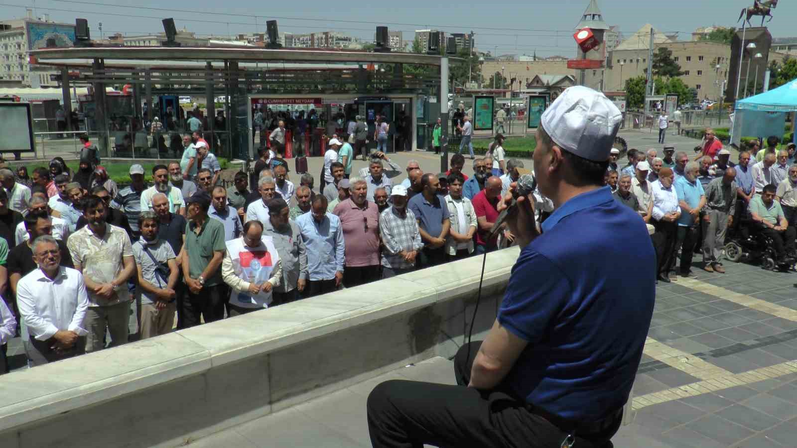 Hayatını kaybeden Filistinliler için ‘gıyabi cenaze namazı’ kılındı
