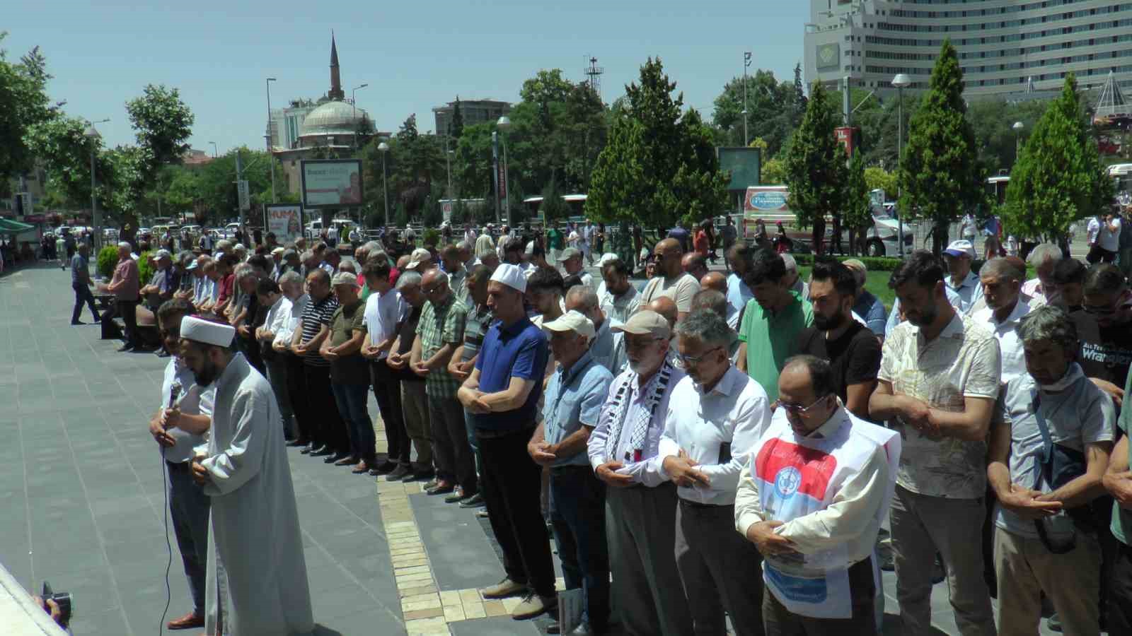 Hayatını kaybeden Filistinliler için ‘gıyabi cenaze namazı’ kılındı
