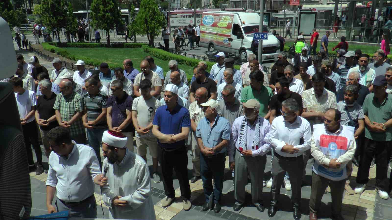 Hayatını kaybeden Filistinliler için ‘gıyabi cenaze namazı’ kılındı
