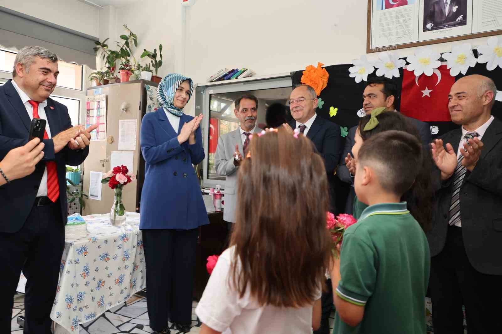 141 bin 768 öğrenci karnelerini alarak yaz tatiline girdi
