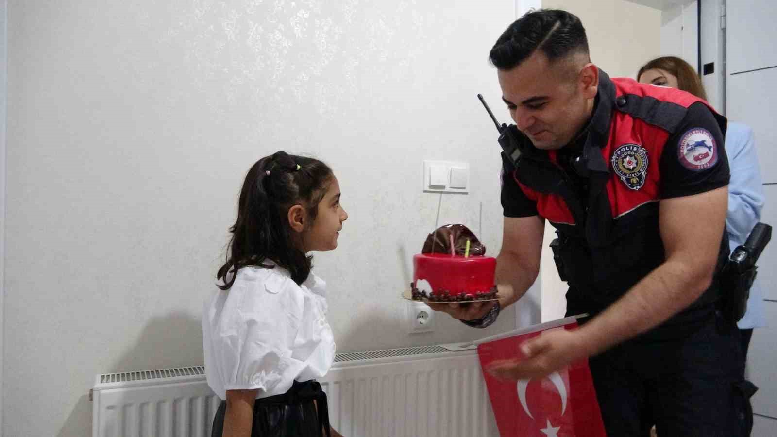 Depremde ailesini kaybeden minik Naz’ın ilk karne heyecanı
