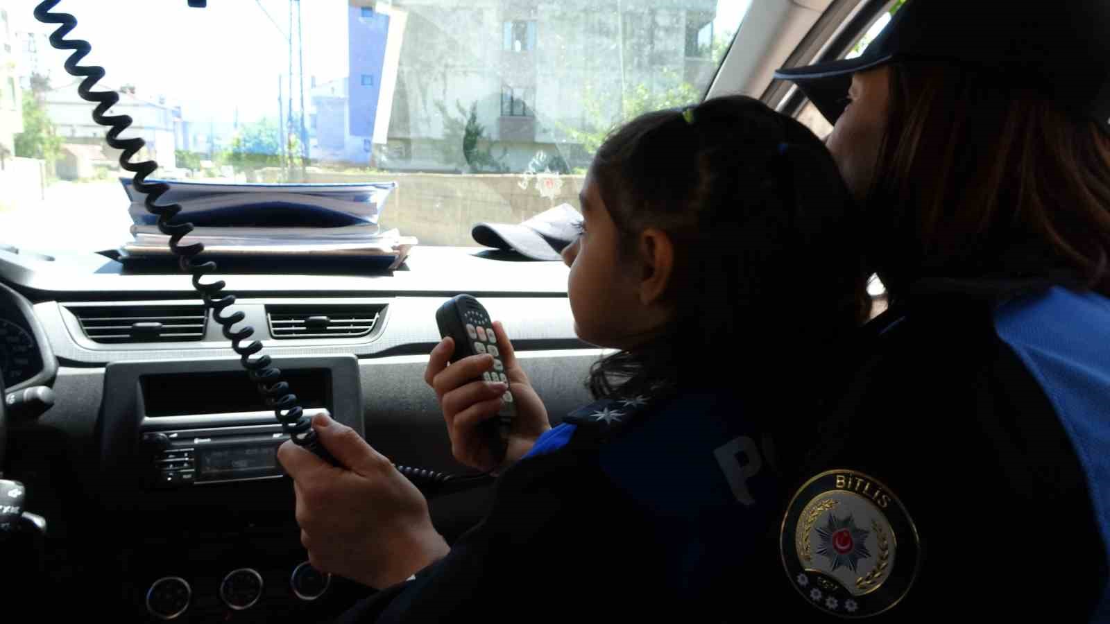 Depremde ailesini kaybeden minik Naz’ın ilk karne heyecanı
