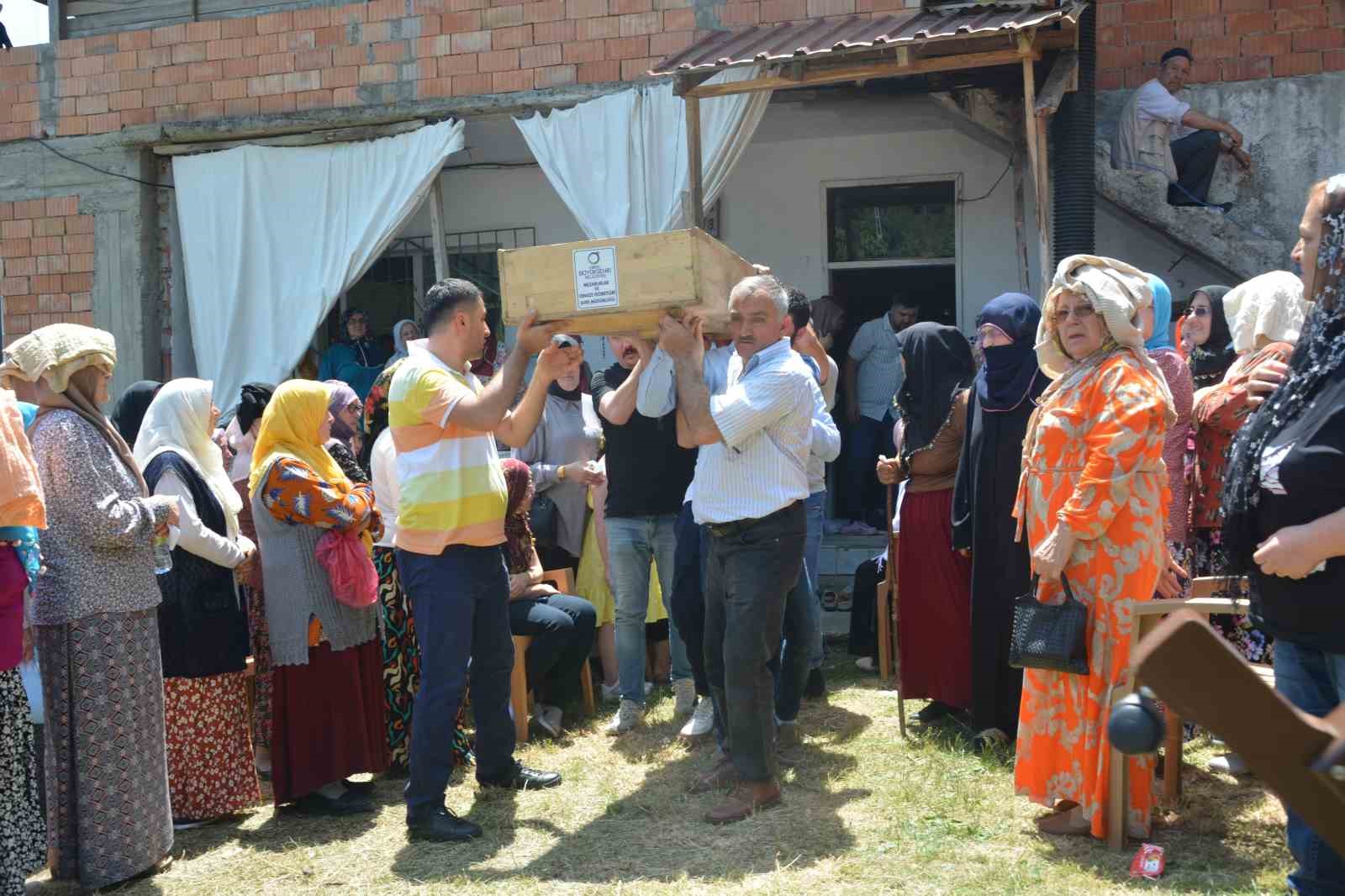 En acı karne tatili: Defne Nur, son yolculuğuna uğurlandı
