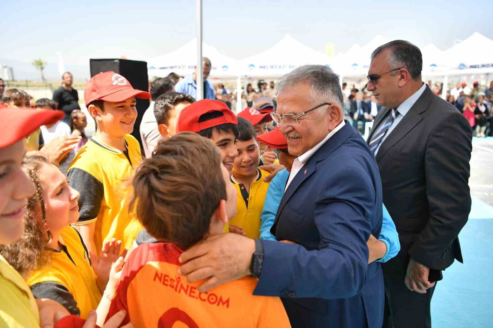 Öğrenci dostu başkan, eğitim öğretim sürecinde binlerce öğrenciye dokundu
