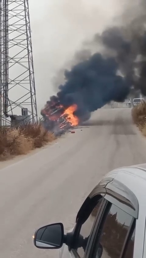 Arı yüzünden devrilen kamyon alev alev böyle yandı
