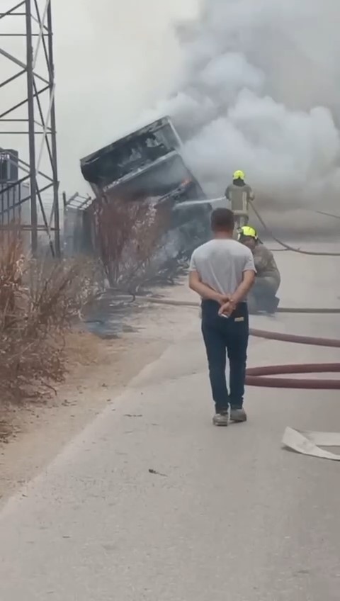 Arı yüzünden devrilen kamyon alev alev böyle yandı
