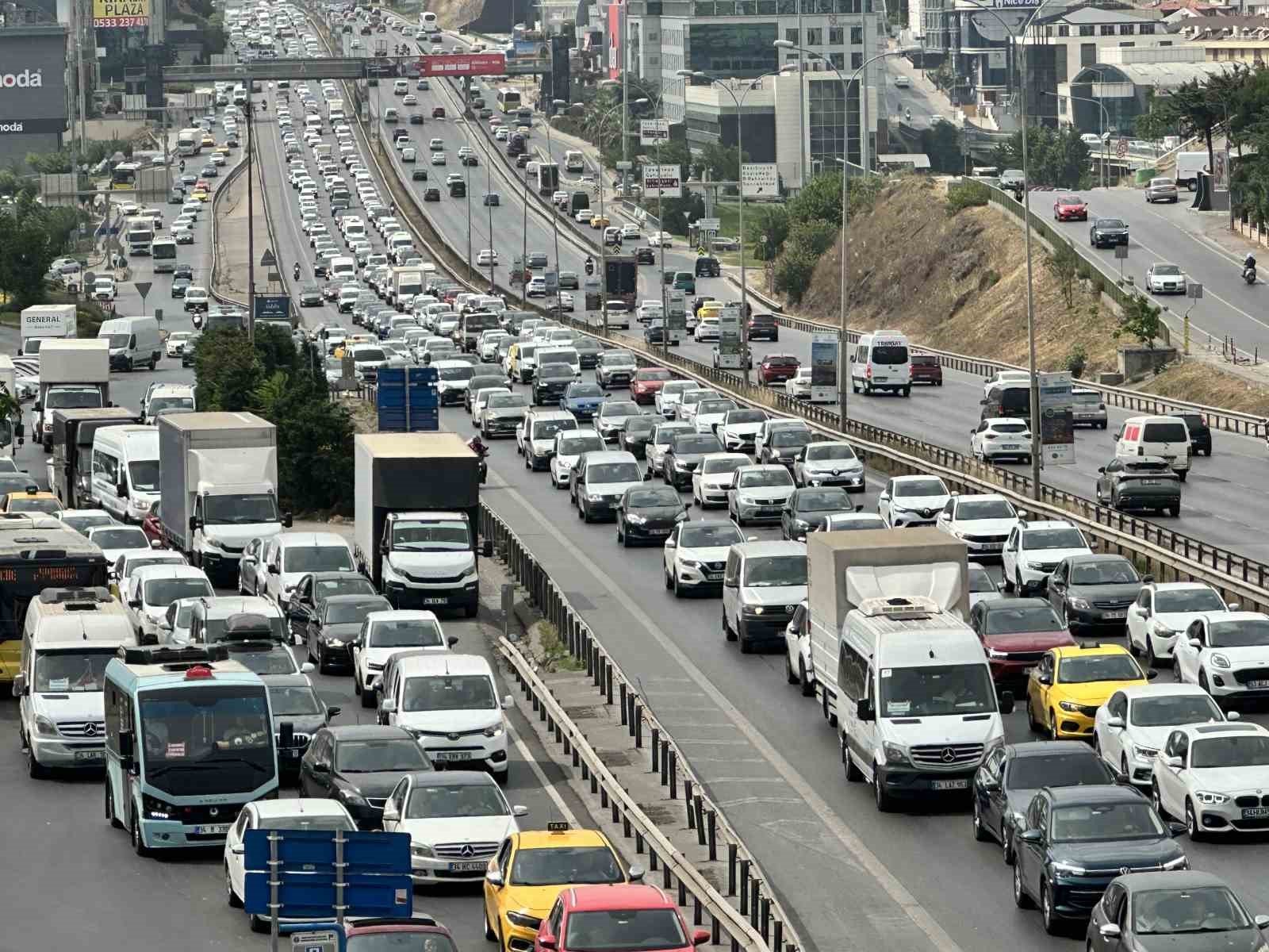 İstanbul’da bayram tatili başlamasıyla trafikte yoğunluk yaşanıyor
