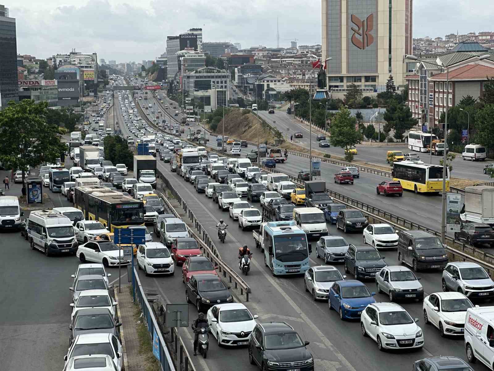 İstanbul’da bayram tatili başlamasıyla trafikte yoğunluk yaşanıyor
