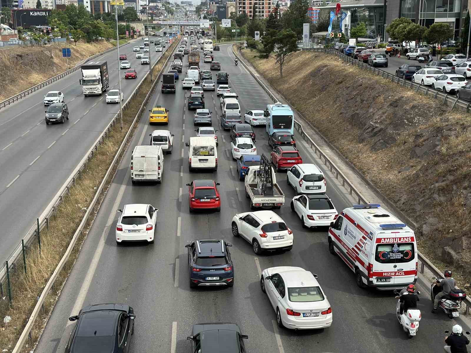 İstanbul’da bayram tatili başlamasıyla trafikte yoğunluk yaşanıyor
