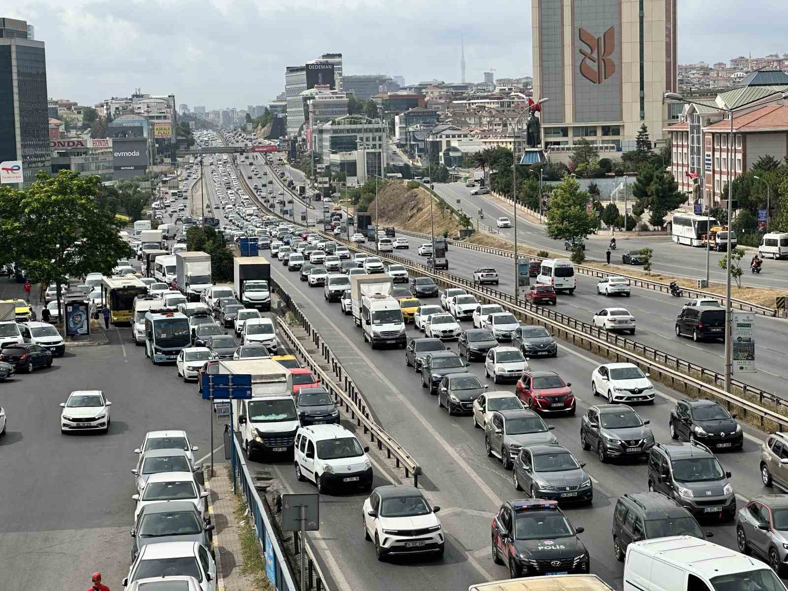 İstanbul’da bayram tatili başlamasıyla trafikte yoğunluk yaşanıyor
