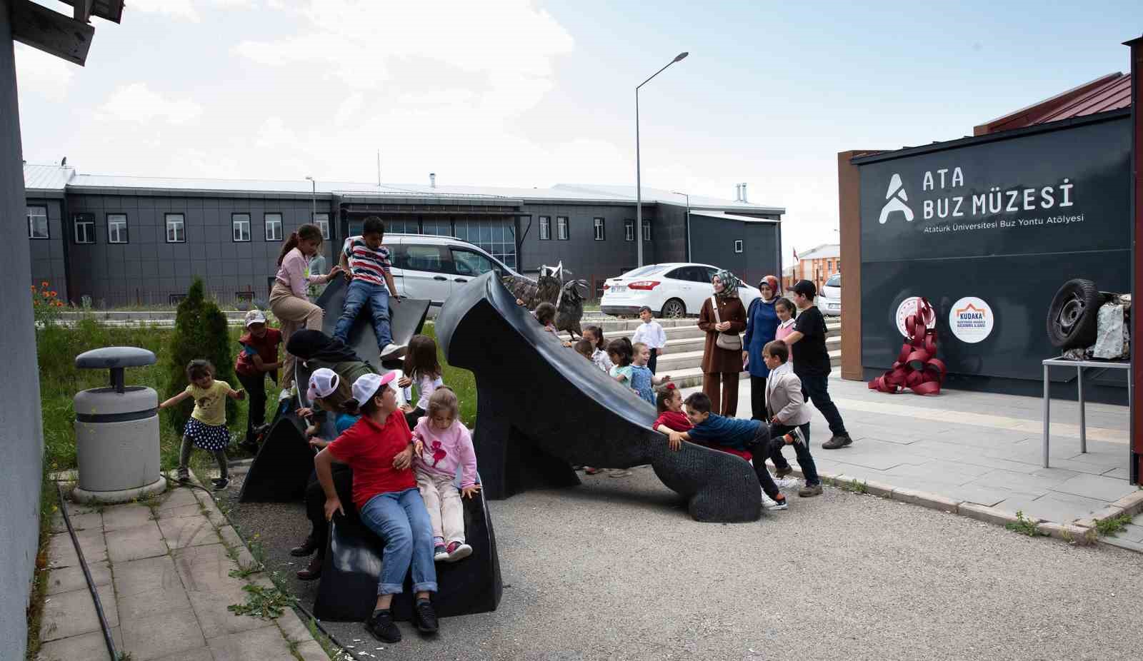 Atatürk üniversitesine miniklerden anlamlı ziyaret
