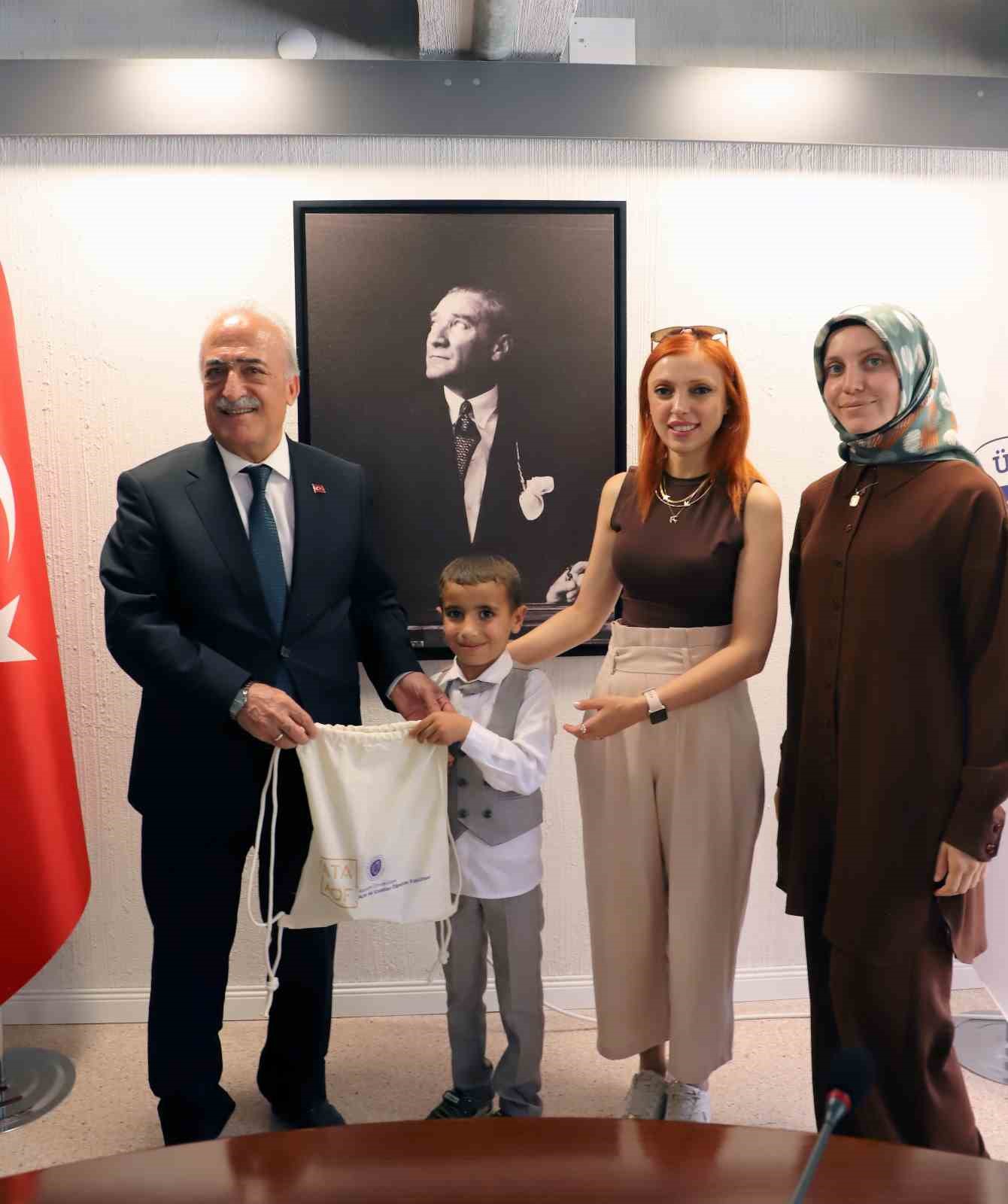 Atatürk üniversitesine miniklerden anlamlı ziyaret
