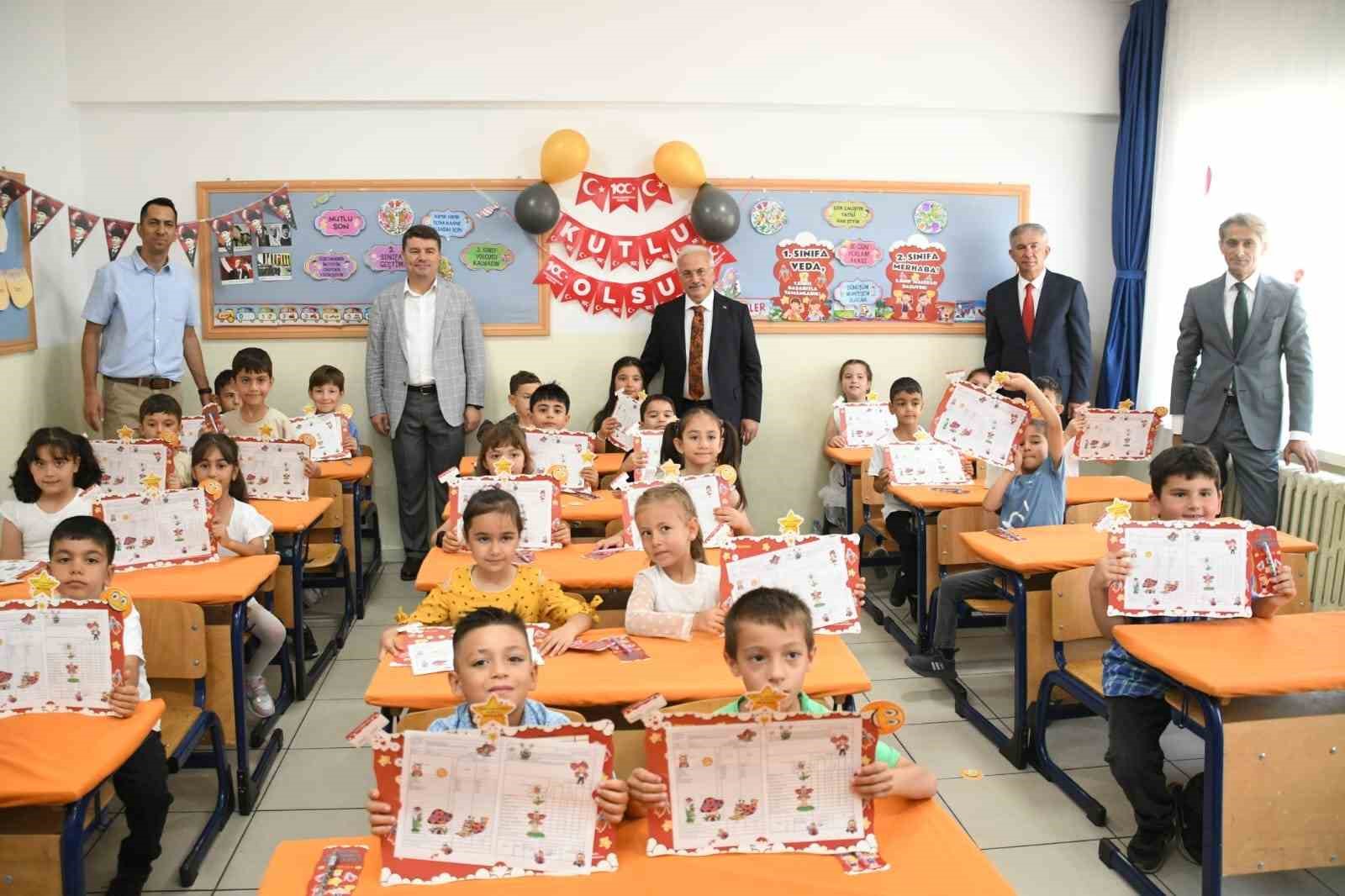 Aksaray’da öğrencilerin karne heyecanı
