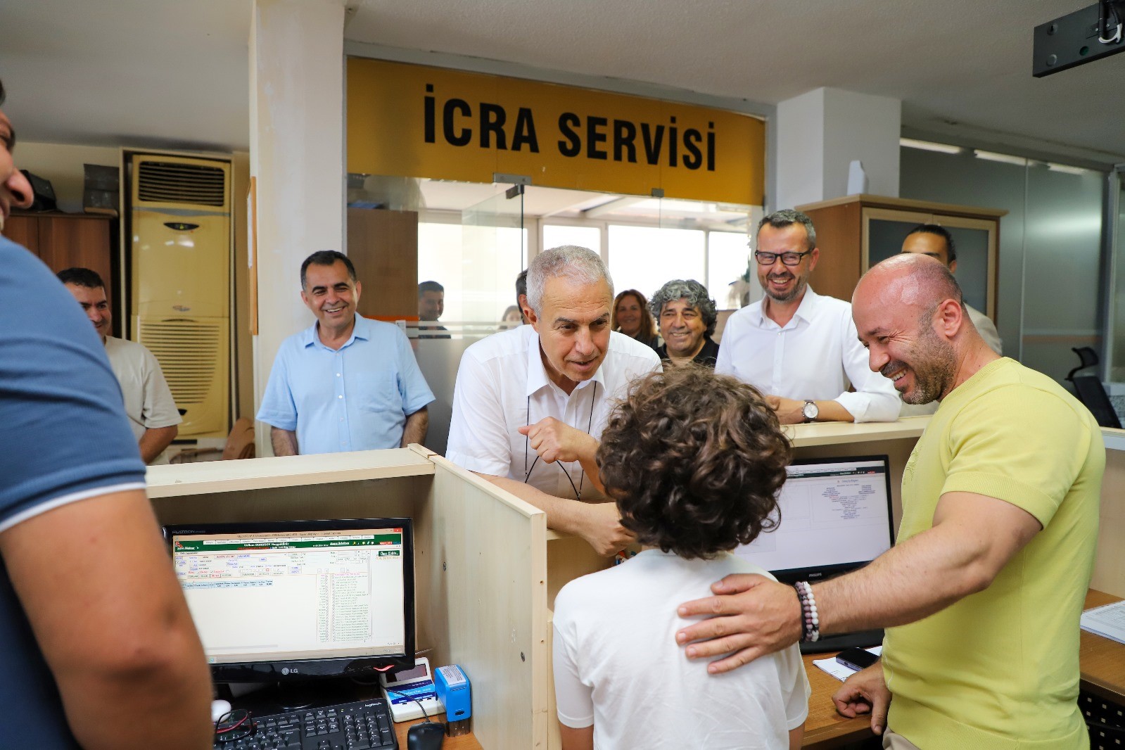 Başkan Özçelik, belediye personeli ile bayramlaştı
