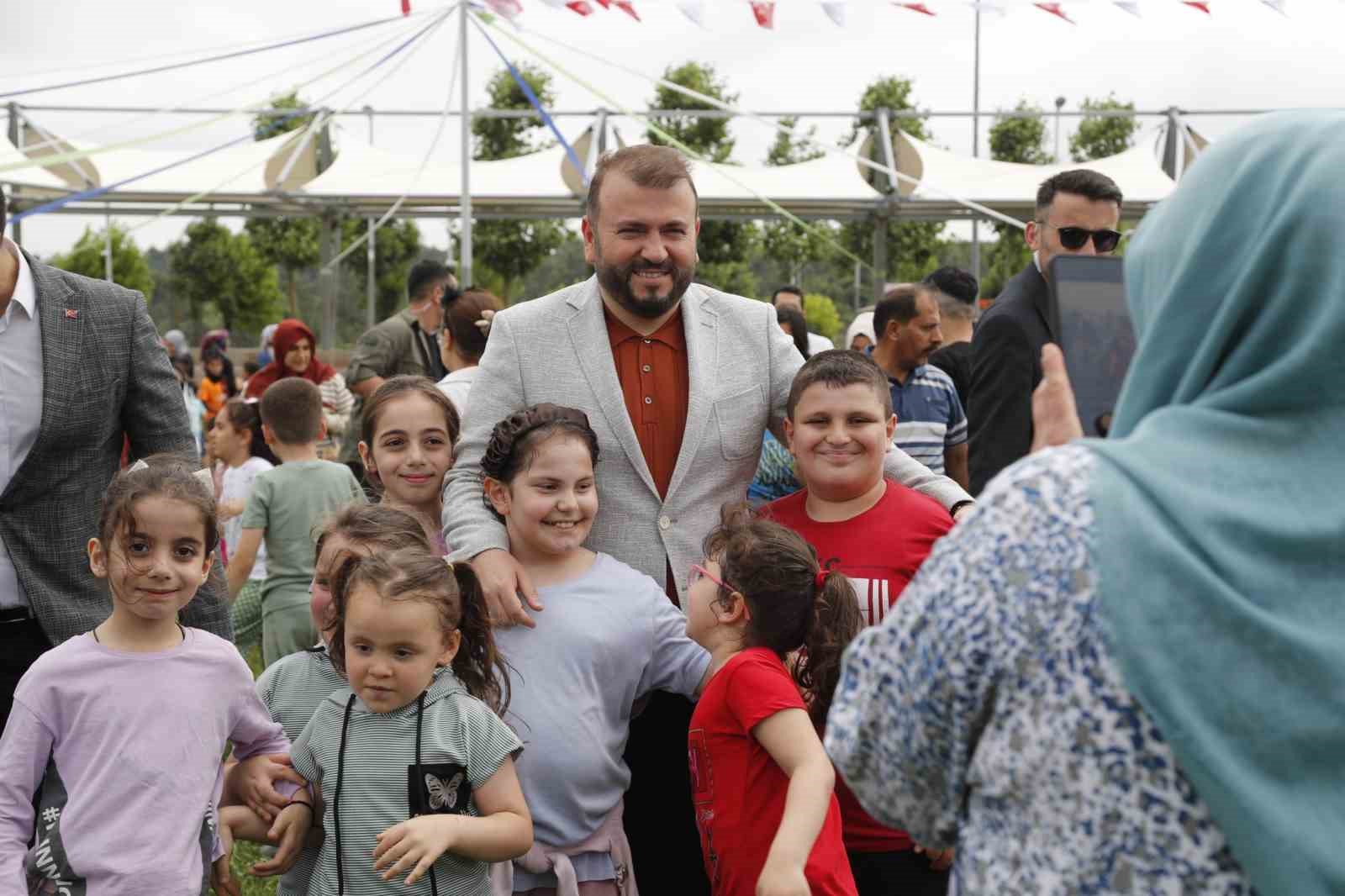 Arnavutköylü çocuklara karne ve bayram eğlencesi
