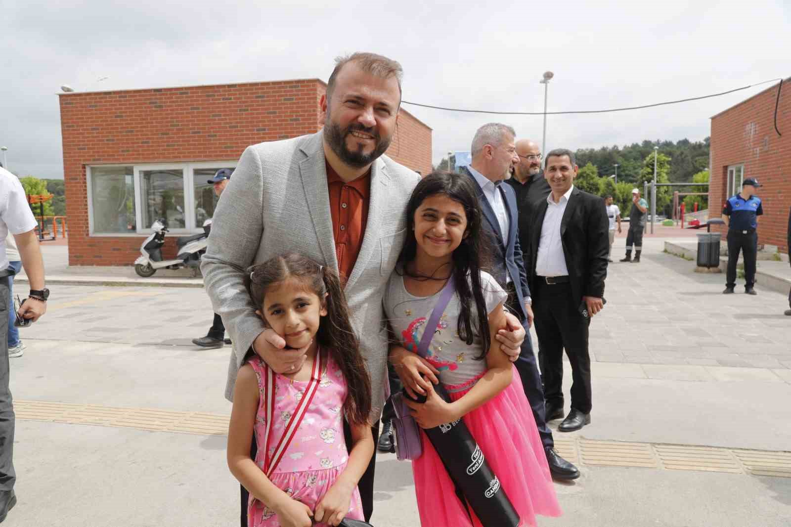 Arnavutköylü çocuklara karne ve bayram eğlencesi
