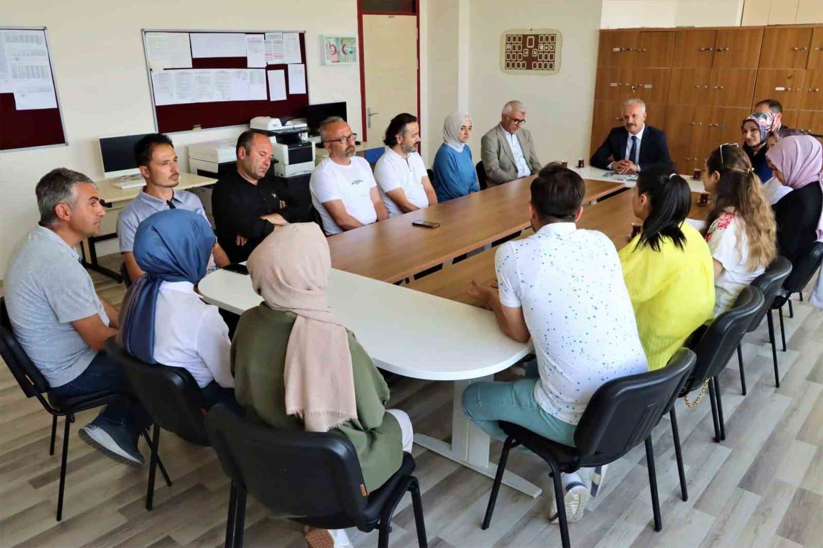 “Kitap okumayı ihmal etmeyin”
