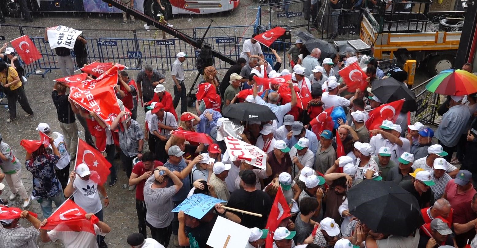 Tekirdağ’da dolu yağışı CHP mitingini vurdu
