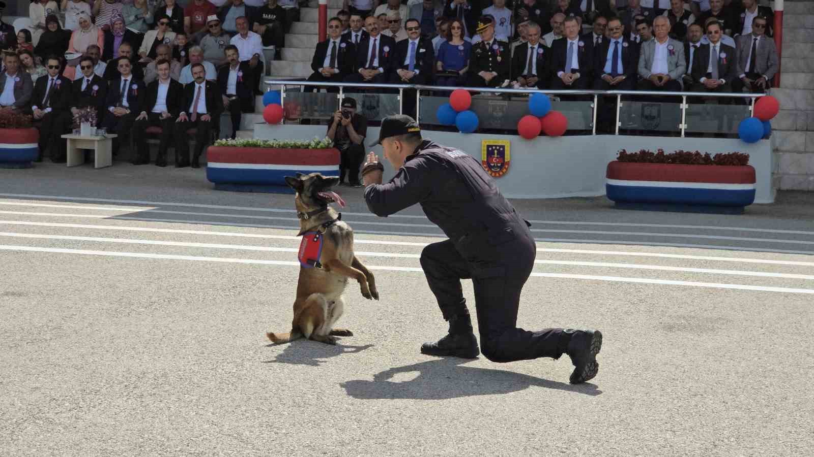 Jandarma’nın 185. yılı etkinliklerinde Sandık ve Ritim isimli köpeklerin şovu nefes kesti
