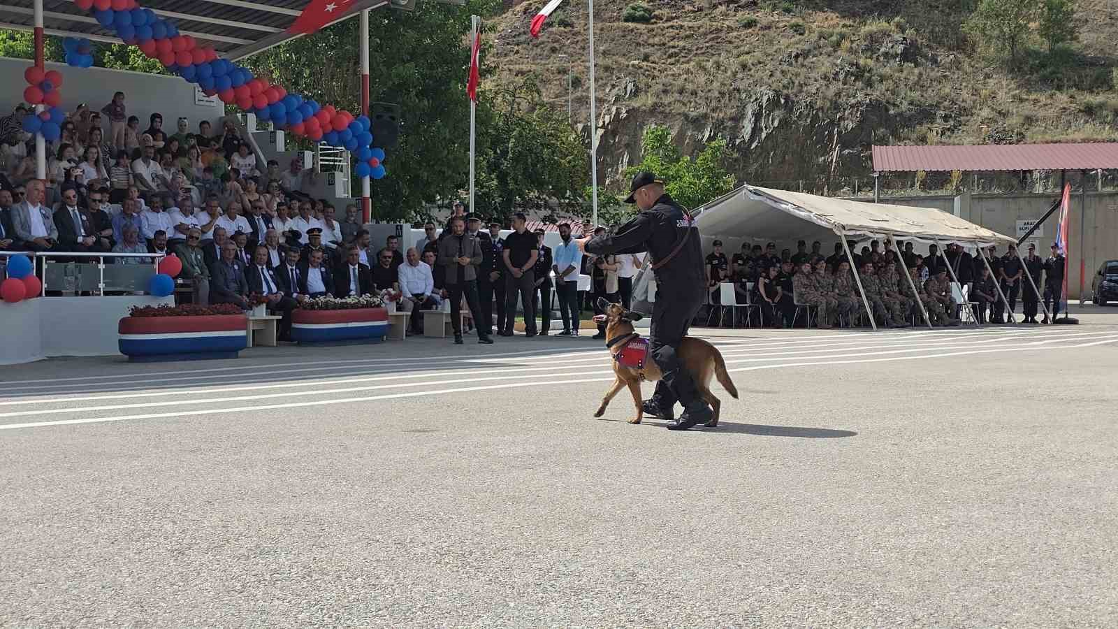 Jandarma’nın 185. yılı etkinliklerinde Sandık ve Ritim isimli köpeklerin şovu nefes kesti
