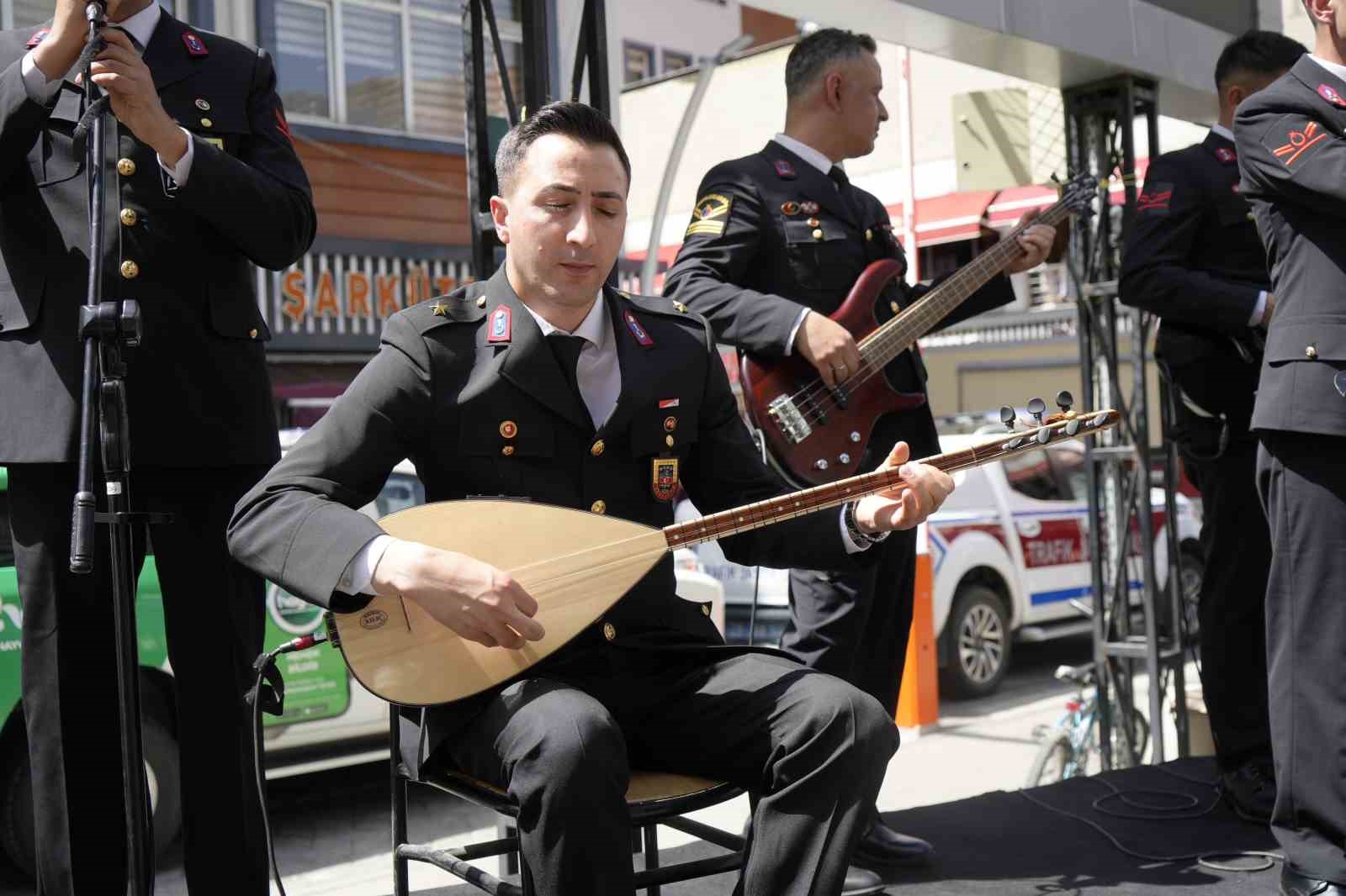 Jandarma Teşkilatı’nın 185. kuruluş yıldönümü rütbeli personelin konseriyle kutlandı
