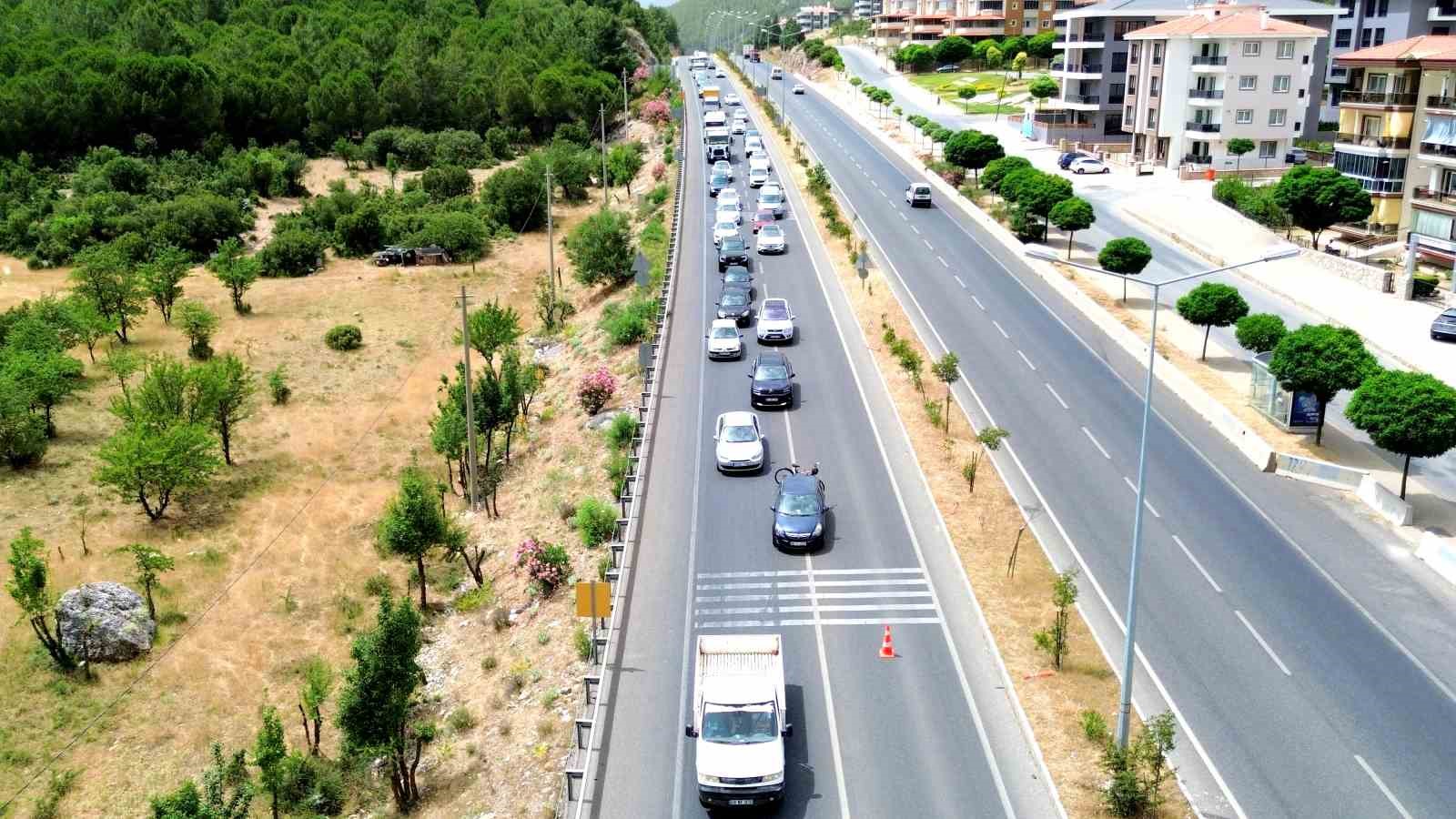 Muğla’ya tatilci akını kilometrelerce uzun kuyruk oluştu
