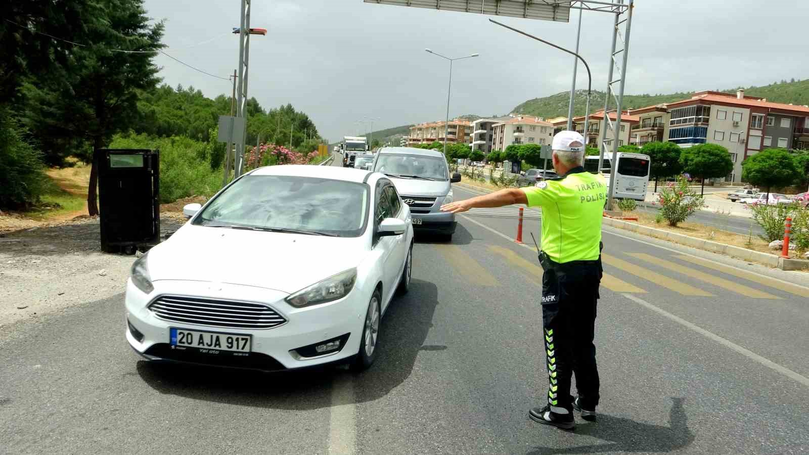 Muğla’ya tatilci akını kilometrelerce uzun kuyruk oluştu
