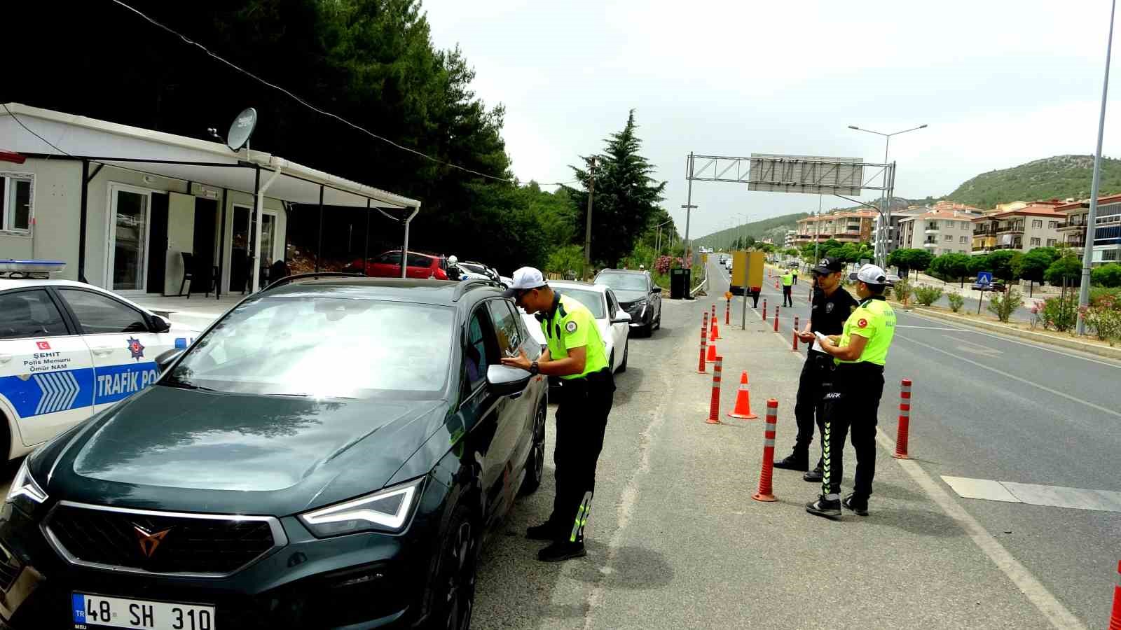 Muğla’ya tatilci akını kilometrelerce uzun kuyruk oluştu
