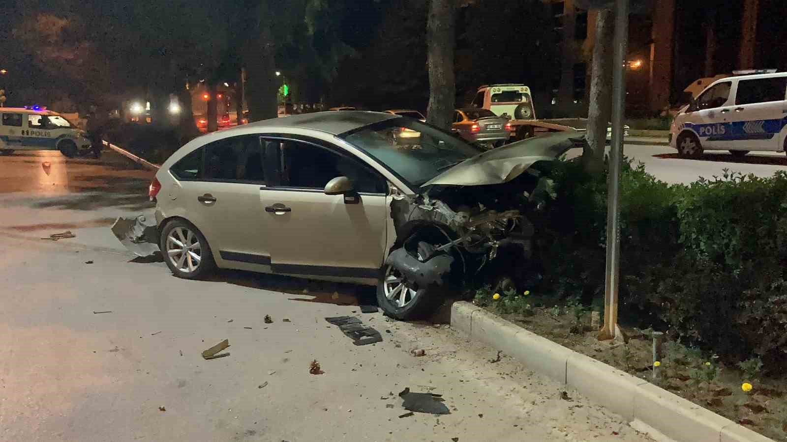 Burdur’da otomobilin park halindeki araçlara ve refüjdeki ağaca çarptığı anların görüntüsü ortaya çıktı
