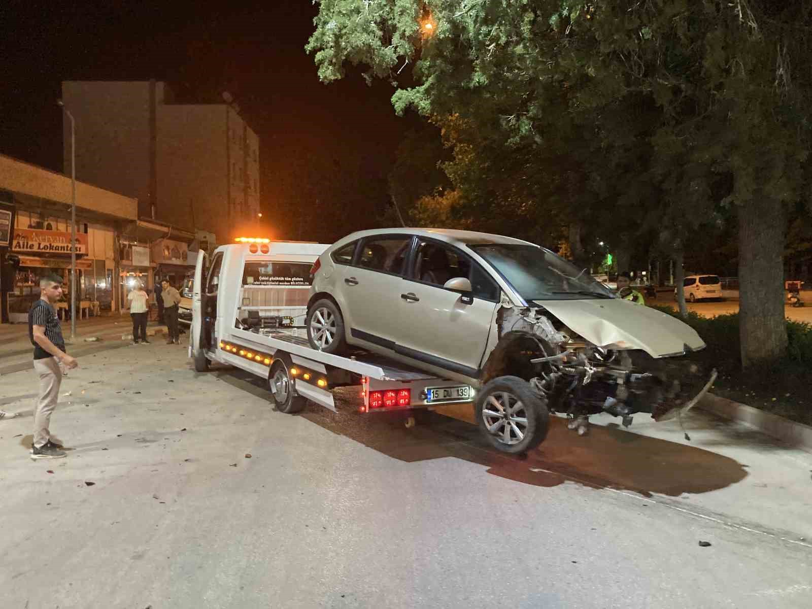 Burdur’da otomobilin park halindeki araçlara ve refüjdeki ağaca çarptığı anların görüntüsü ortaya çıktı
