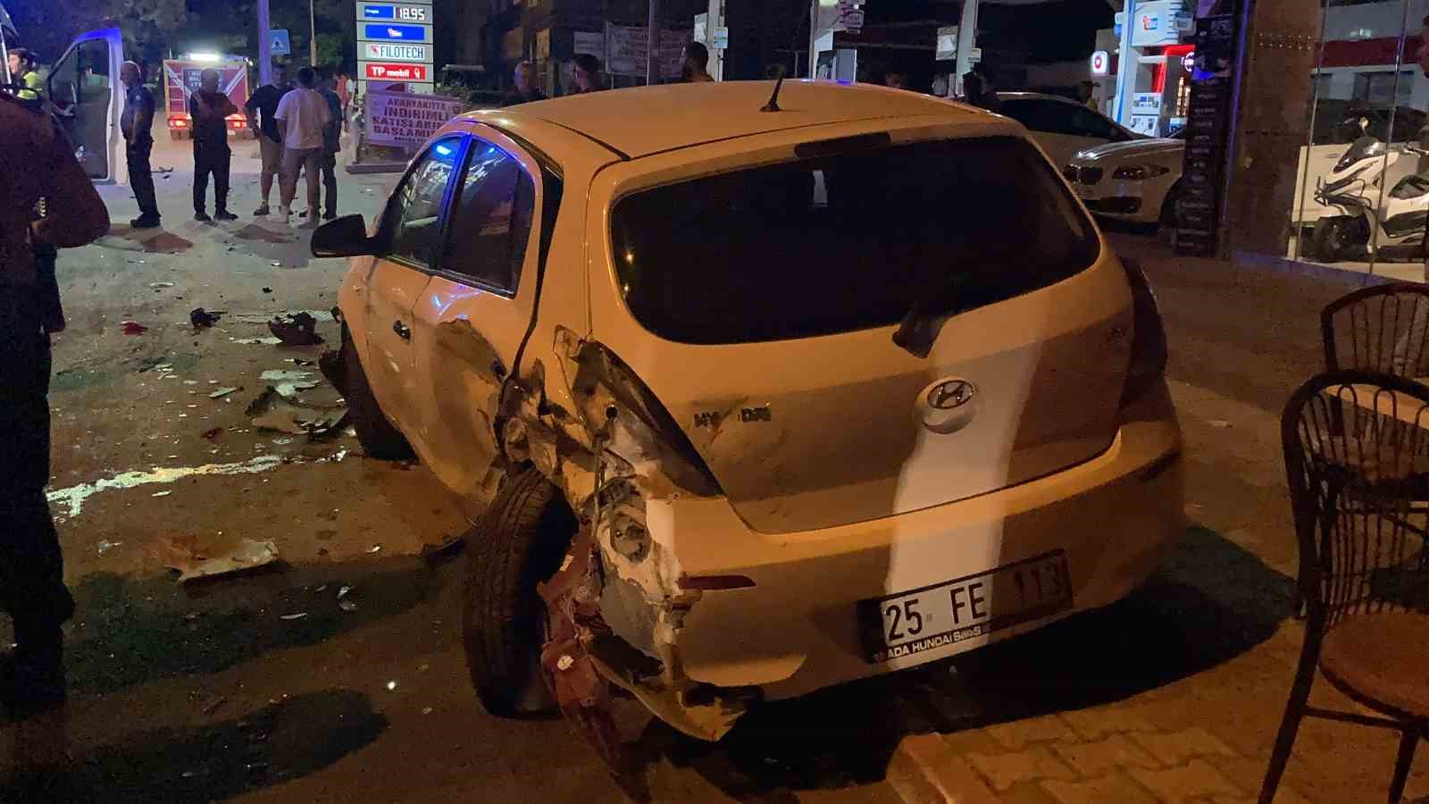 Burdur’da otomobilin park halindeki araçlara ve refüjdeki ağaca çarptığı anların görüntüsü ortaya çıktı
