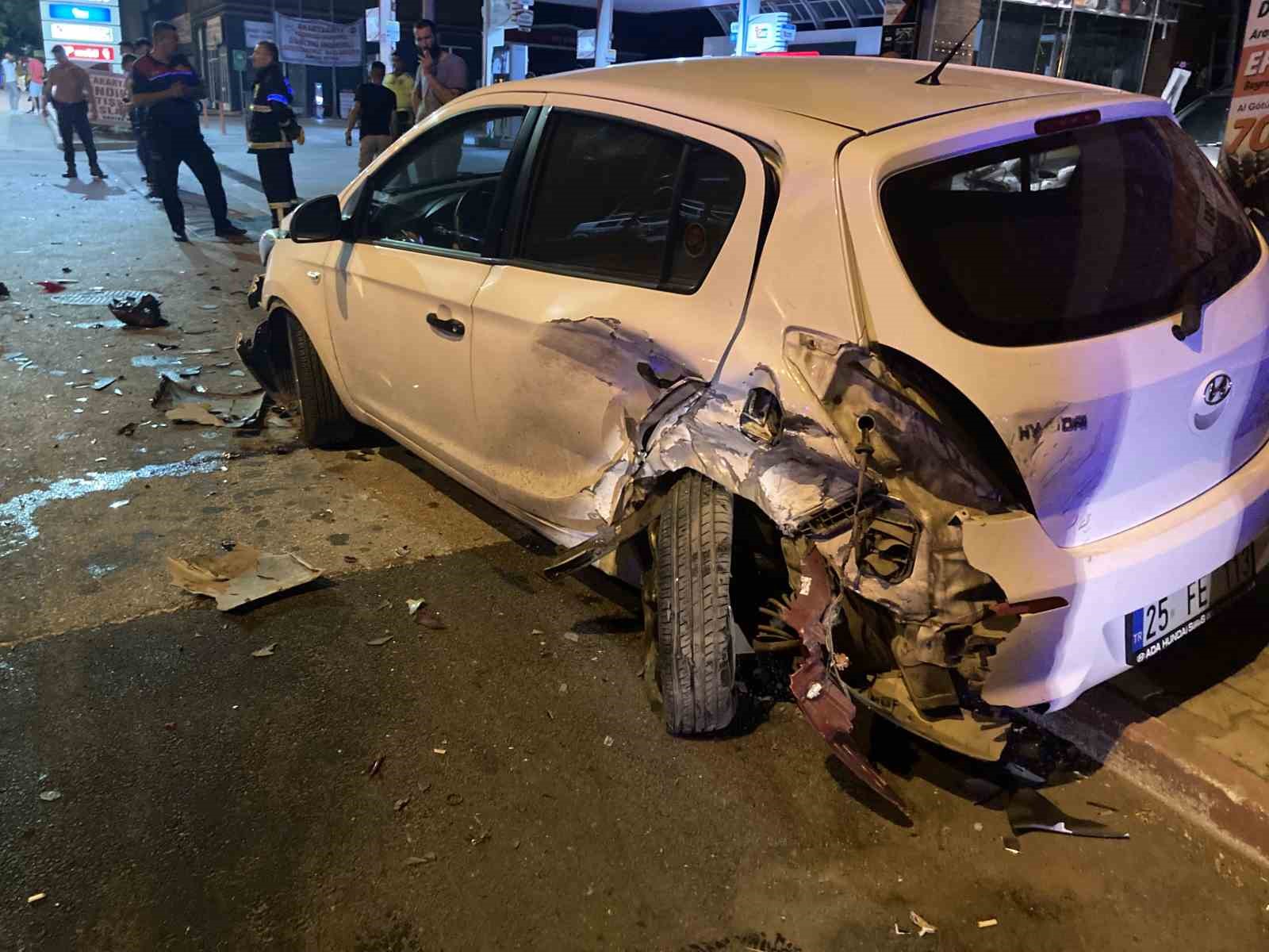 Burdur’da otomobilin park halindeki araçlara ve refüjdeki ağaca çarptığı anların görüntüsü ortaya çıktı
