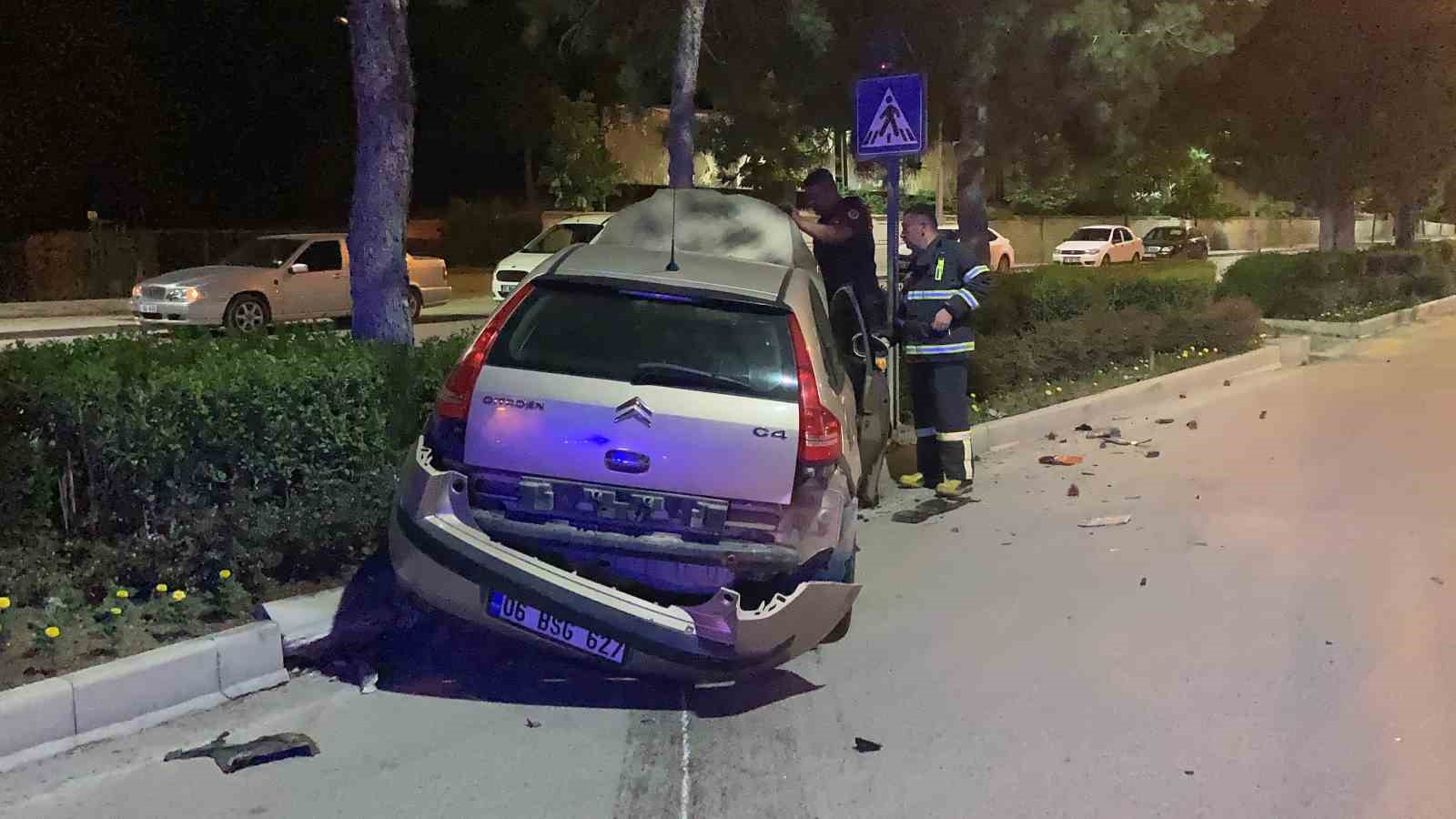 Burdur’da otomobilin park halindeki araçlara ve refüjdeki ağaca çarptığı anların görüntüsü ortaya çıktı
