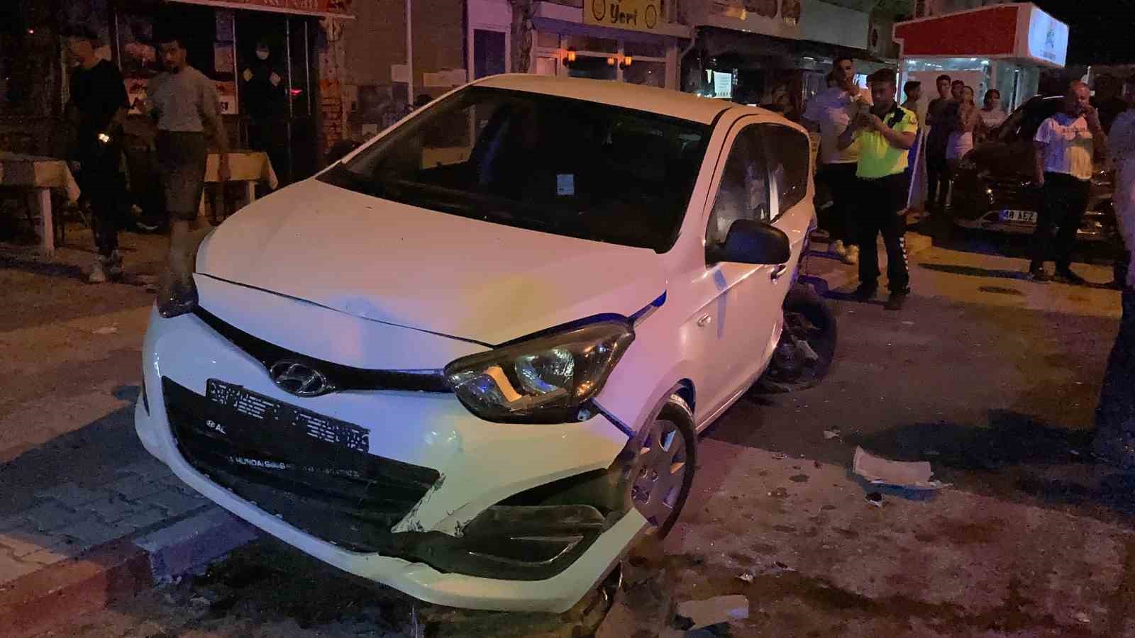 Burdur’da otomobilin park halindeki araçlara ve refüjdeki ağaca çarptığı anların görüntüsü ortaya çıktı
