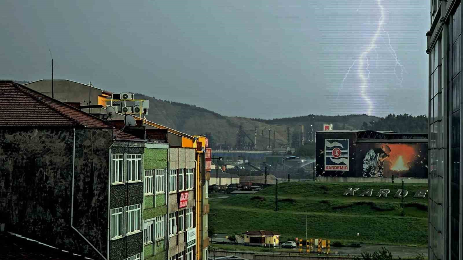 Karabük’te fırtına tabelaları yerinden söktü, vatandaşlar sığınacak yer aradı
