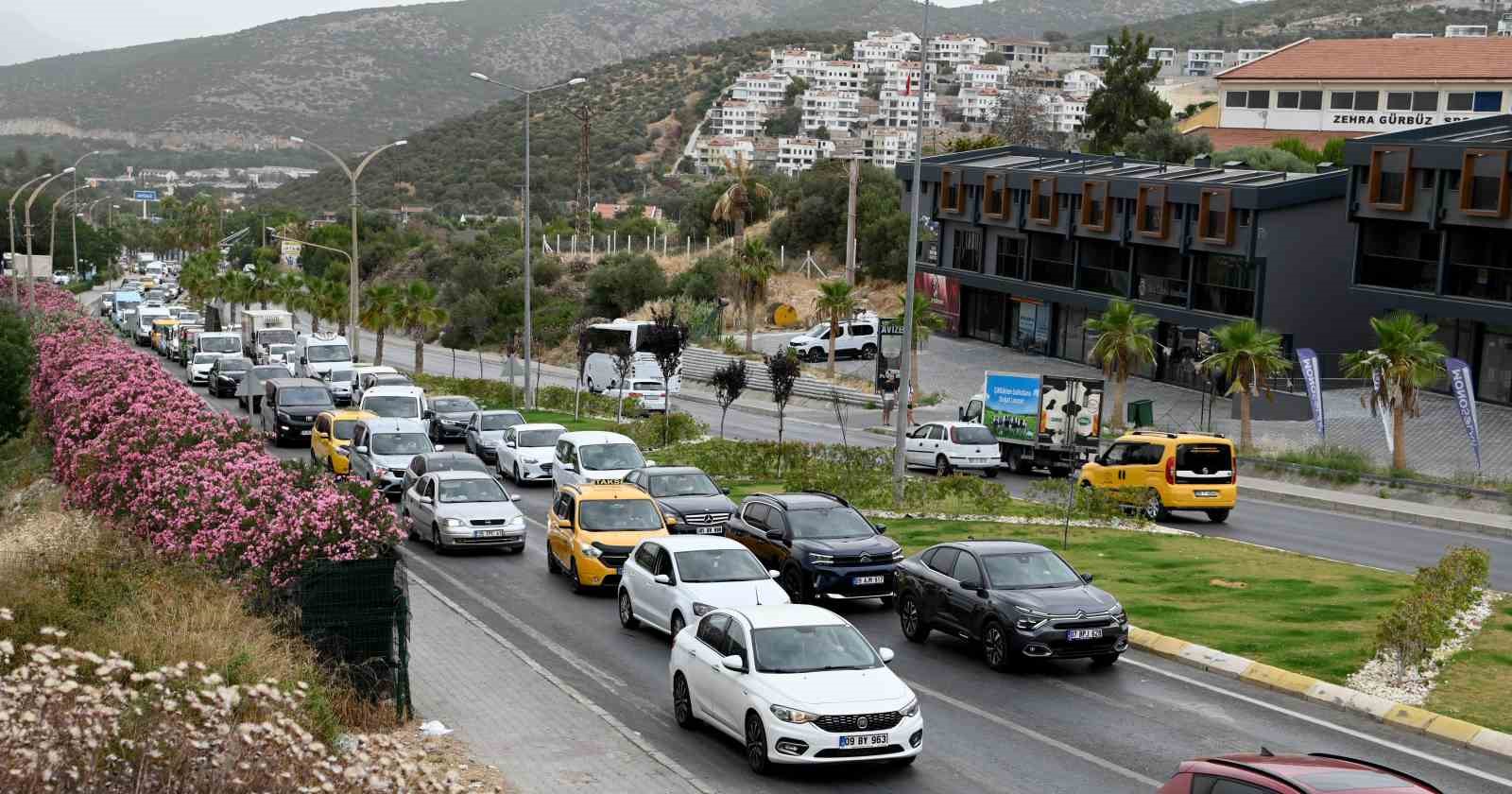 Kuşadası’na tatilci akını başladı
