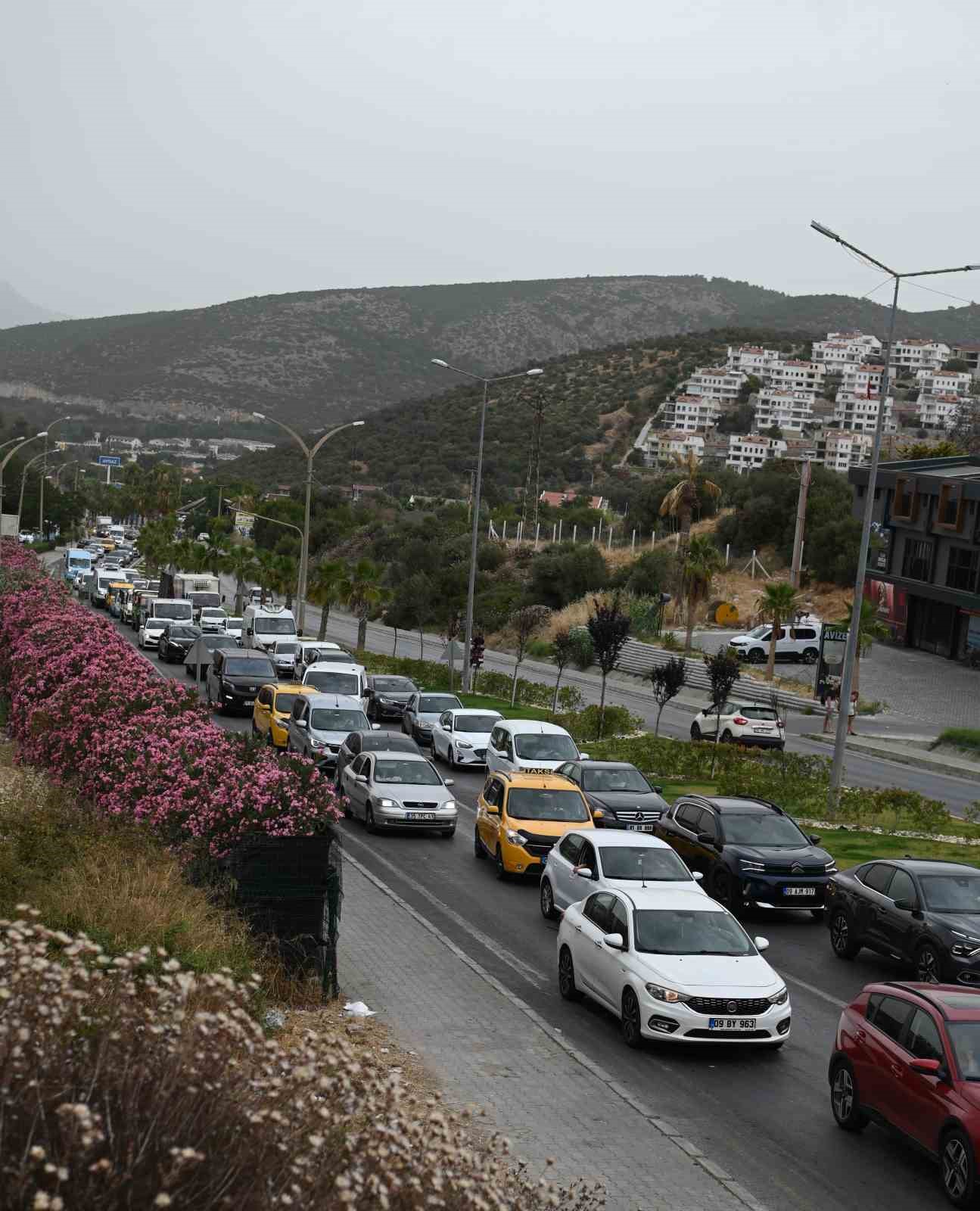 Kuşadası’na tatilci akını başladı
