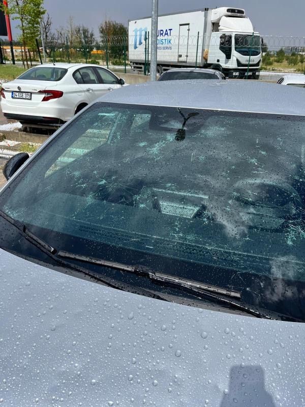 Kırklareli’nde ceviz büyüklüğünde yağan dolu otomobillere zarar verdi
