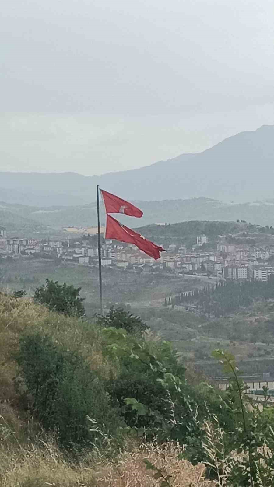 Başkan Çetinkaya’nın bayrak hassasiyeti
