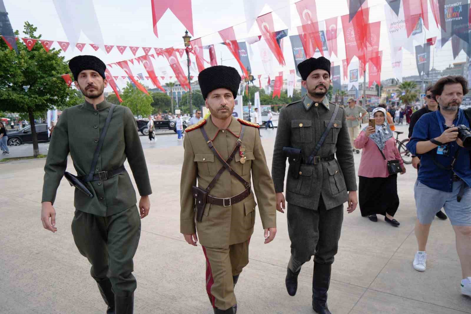 155 bin kişi ilmek atarak bu portreyi ördü
