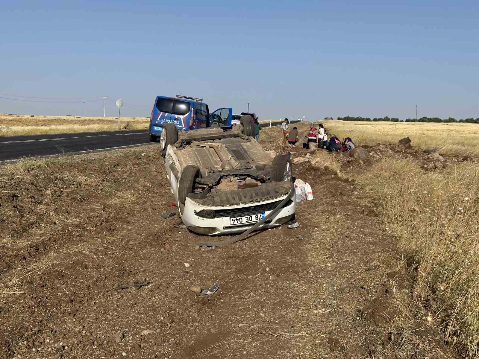 Siverek’te otomobil şarampole devrildi: 6 kişi yaralandı
