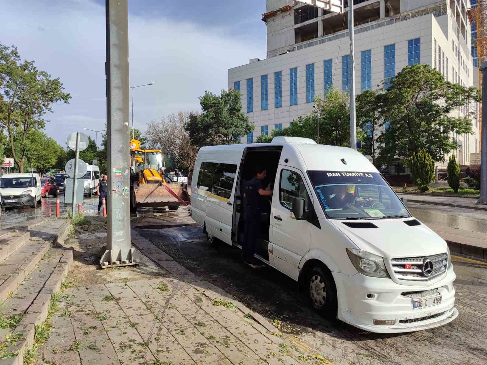 Ankara’da sağanak yağış su taşkınlarına neden oldu, araçlar mahsur kaldı
