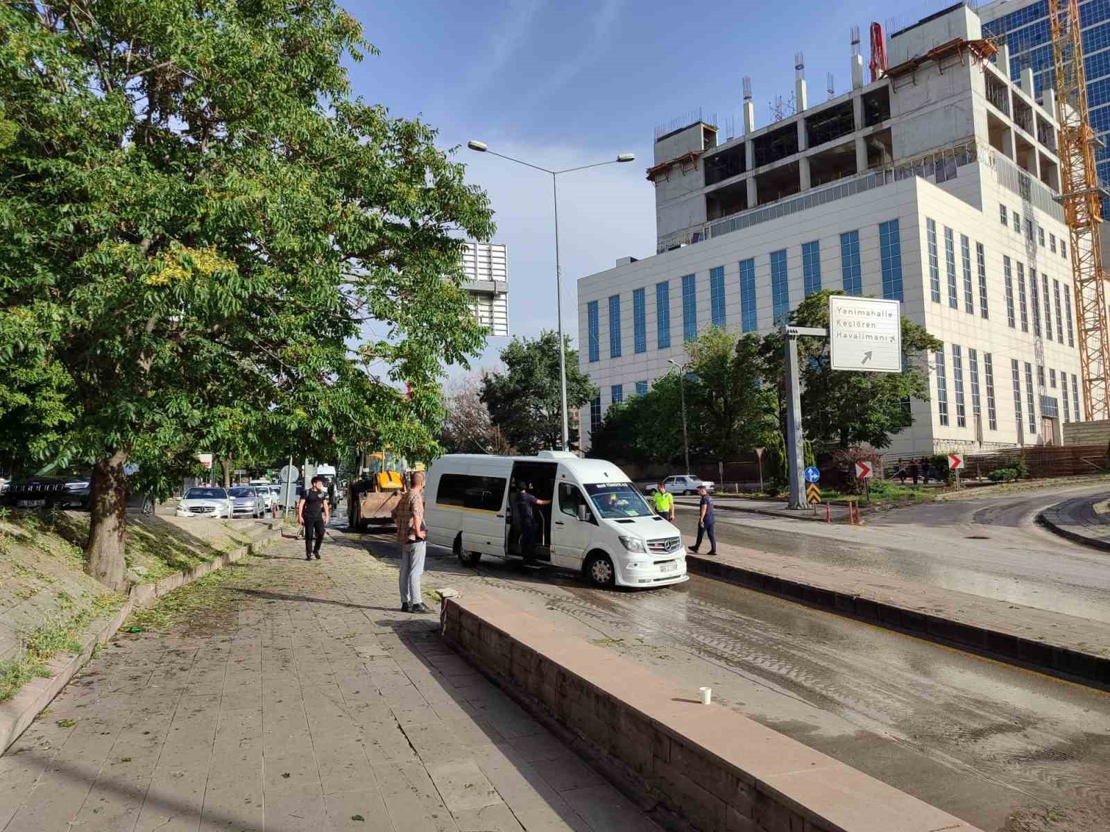 Ankara’da sağanak yağış su taşkınlarına neden oldu, araçlar mahsur kaldı
