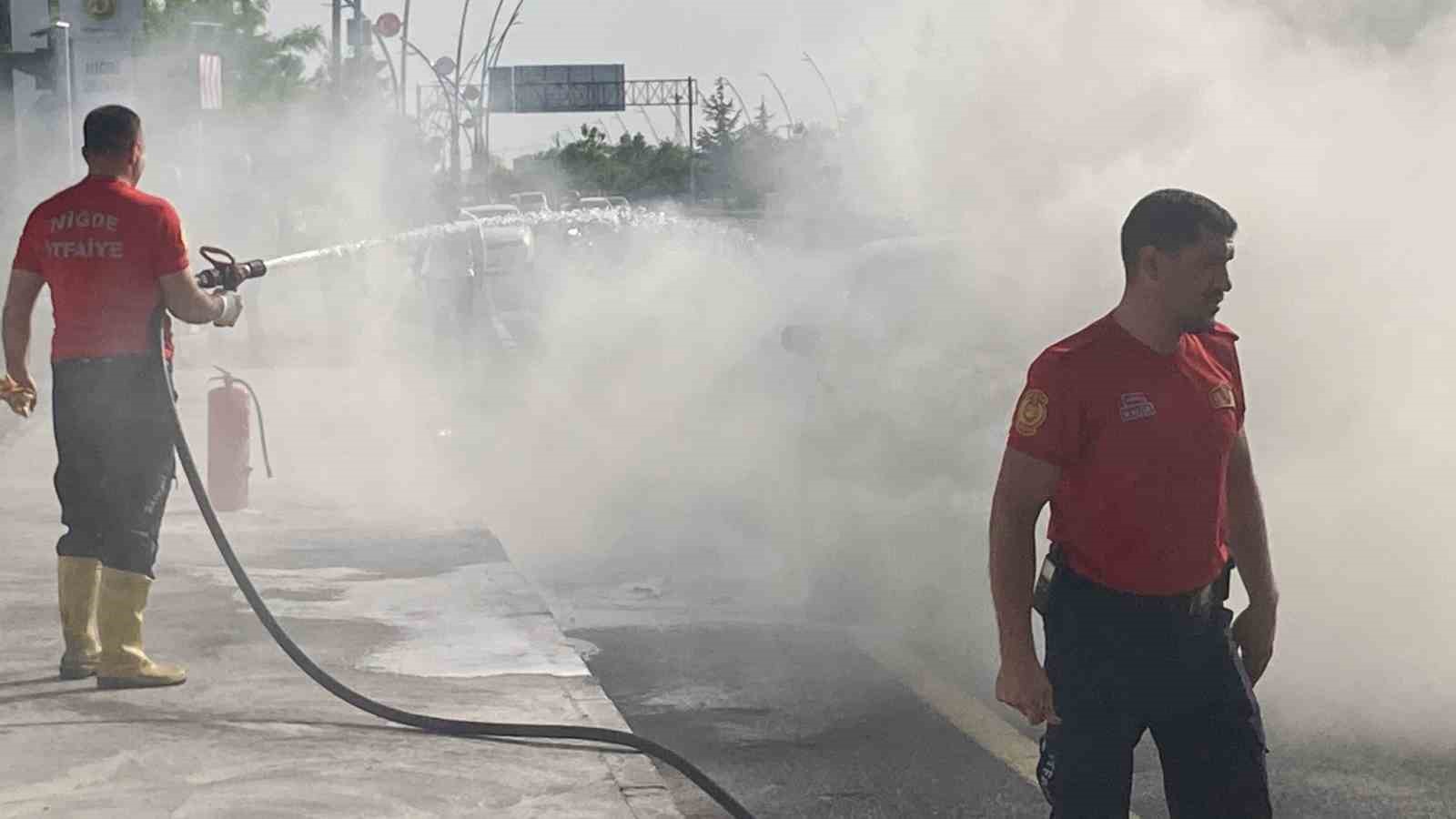 Niğde’de seyir halindeki otomobilde yangın çıktı
